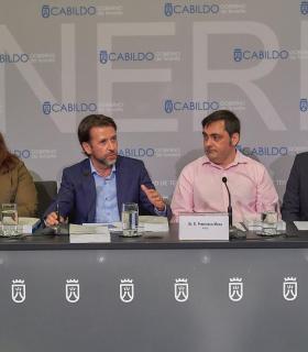 El Cabildo de Tenerife acoge la presentación del libro Emprendedores de Canarias, obra de Francisco Mesa. · foto 2