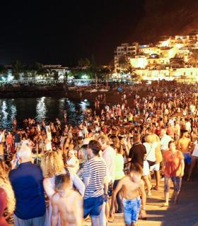 8.000 personas disfrutaron en Playa de Mogán de la mágica noche de San Juan. · foto 4