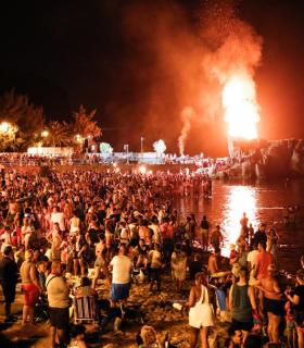8.000 personas disfrutaron en Playa de Mogán de la mágica noche de San Juan. · foto 1