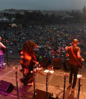 El fuego y la música reinaron en Playa Jardín en la noche de  San Juan. · foto 2