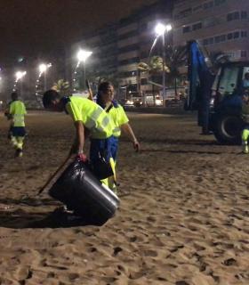 El dispositivo especial de limpieza del Ayuntamiento de Las Palmas de Gran Canaria recoge cerca de 11.000 kilos de basura clasificados en origen tras la celebración de la Noche de San Juan. · foto 1