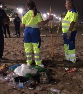 El dispositivo especial de limpieza del Ayuntamiento de Las Palmas de Gran Canaria recoge cerca de 11.000 kilos de basura clasificados en origen tras la celebración de la Noche de San Juan. · foto 2