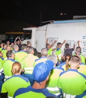 El dispositivo especial de limpieza del Ayuntamiento de Las Palmas de Gran Canaria recoge cerca de 11.000 kilos de basura clasificados en origen tras la celebración de la Noche de San Juan. · foto 5