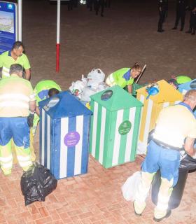 El dispositivo especial de limpieza del Ayuntamiento de Las Palmas de Gran Canaria recoge cerca de 11.000 kilos de basura clasificados en origen tras la celebración de la Noche de San Juan. · foto 4