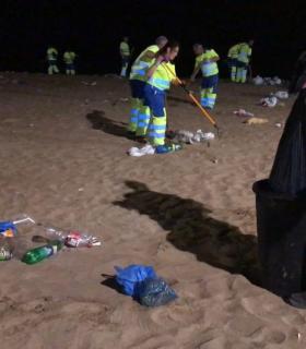 El dispositivo especial de limpieza del Ayuntamiento de Las Palmas de Gran Canaria recoge cerca de 11.000 kilos de basura clasificados en origen tras la celebración de la Noche de San Juan. · foto 3