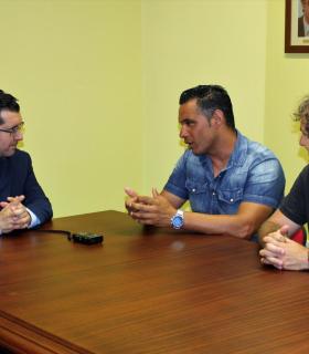 El Ayuntamiento de Arucas recibe en la Casa Consistorial al socorrista Moisés Nahun Pérez Cabrera, referente del Programa de Formación en Alternancia con el Empleo. · foto 4
