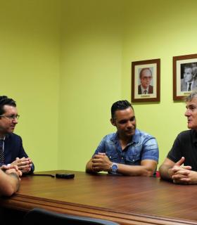 El Ayuntamiento de Arucas recibe en la Casa Consistorial al socorrista Moisés Nahun Pérez Cabrera, referente del Programa de Formación en Alternancia con el Empleo. · foto 5