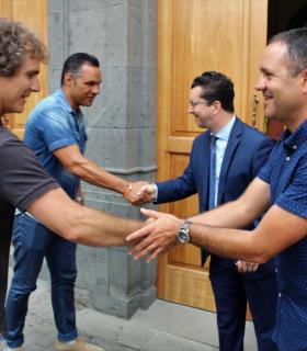 El Ayuntamiento de Arucas recibe en la Casa Consistorial al socorrista Moisés Nahun Pérez Cabrera, referente del Programa de Formación en Alternancia con el Empleo. · foto 1