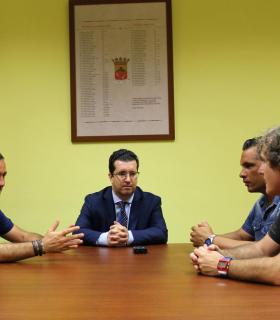 El Ayuntamiento de Arucas recibe en la Casa Consistorial al socorrista Moisés Nahun Pérez Cabrera, referente del Programa de Formación en Alternancia con el Empleo. · foto 2