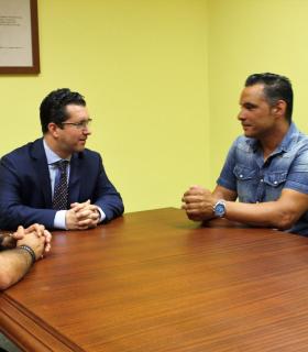 El Ayuntamiento de Arucas recibe en la Casa Consistorial al socorrista Moisés Nahun Pérez Cabrera, referente del Programa de Formación en Alternancia con el Empleo. · foto 3