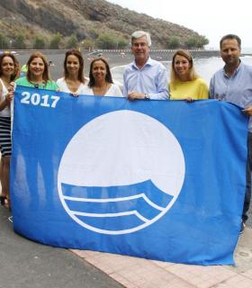 La Bandera Azul ya ondea en la playa de La Arena de Tacoronte. · foto 3