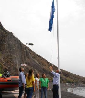 La Bandera Azul ya ondea en la playa de La Arena de Tacoronte. · foto 1