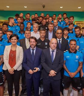 El Cabildo reconoce el esfuerzo del CD Tenerife y asegura que “la ilusión del ascenso sigue viva”. · foto 2