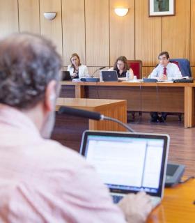 La ULL pondrá en marcha másteres en vulcanología, educación bilingüe y ciencias de las religiones. · foto 1