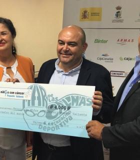 El Cabildo de El Hierro acoge el acto de entrega de un donativo de 4.000 euros a Pequeño Valiente. · foto 3