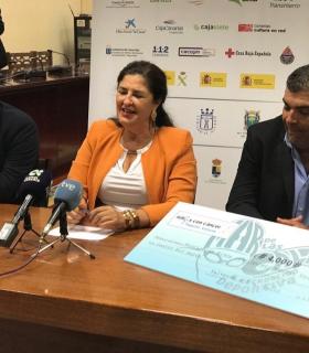 El Cabildo de El Hierro acoge el acto de entrega de un donativo de 4.000 euros a Pequeño Valiente. · foto 2