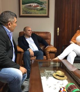El Cabildo de El Hierro acoge el acto de entrega de un donativo de 4.000 euros a Pequeño Valiente. · foto 1