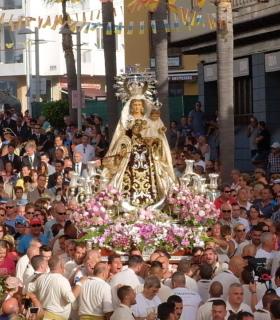 El Puerto de La Cruz se prepara para embarcar a la Virgen del Carmen. · foto 3