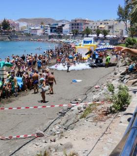 Más de un millar de personas se divierten en el ludoparque acuático del Festival del Agua Arguín H2O. · foto 1