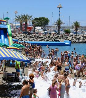 Más de un millar de personas se divierten en el ludoparque acuático del Festival del Agua Arguín H2O. · foto 2