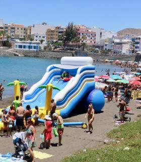 Más de un millar de personas se divierten en el ludoparque acuático del Festival del Agua Arguín H2O. · foto 3