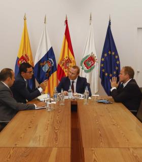 El Ayuntamiento acuerda el apoyo a la Metroguagua del Gobierno de Canarias que valora ampliar su aportación hasta un tercio de la inversión del proyecto. · foto 2