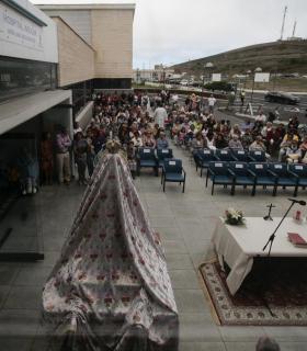 La Virgen de Los Reyes visitó hoy el hospital que lleva su nombre. · foto 3