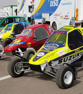 Nuestra Señora del Carmen y un amplio dispositivo de seguridad velan por los pilotos del motor canario en el IV Slalom de Salinas. · foto 1