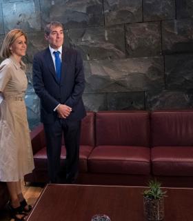 El presidente del Gobierno, Fernando Clavijo, se reúne con la ministra de Defensa, María Dolores de Cospedal. · foto 2