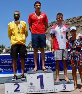 Los teldenses Nicolás De Smaele y Verónica Navarro ganan la 11ª Travesía a Nado Playa de Mogán. · foto 4