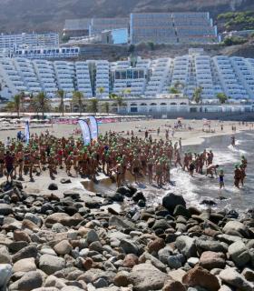Los teldenses Nicolás De Smaele y Verónica Navarro ganan la 11ª Travesía a Nado Playa de Mogán. · foto 2