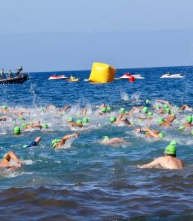 Los teldenses Nicolás De Smaele y Verónica Navarro ganan la 11ª Travesía a Nado Playa de Mogán. · foto 5