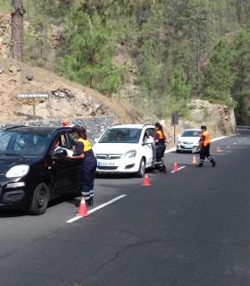 El Cabildo establece dispositivos en los accesos al monte para informar sobre el riesgo de incendio forestal. · foto 2