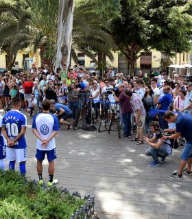 Las equipaciones del CD Tenerife dan color al Ven a Santa Cruz de agosto. · foto 2