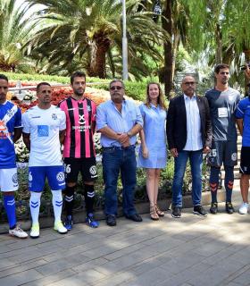 Las equipaciones del CD Tenerife dan color al Ven a Santa Cruz de agosto. · foto 1