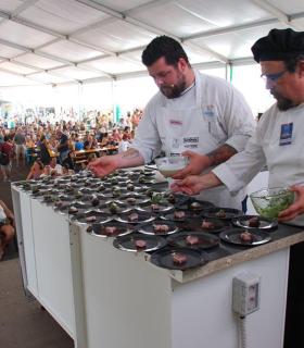 Más de 5.000 personas asisten al día grande de la 1ª Feria de Atún de Mogán. · foto 2