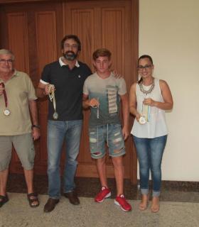 El presidente del Cabildo de Lanzarote felicita al joven lanzaroteño campeón de la tercera copa de España de Kayak de Mar. · foto 3