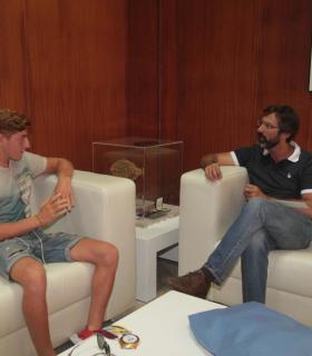 El presidente del Cabildo de Lanzarote felicita al joven lanzaroteño campeón de la tercera copa de España de Kayak de Mar. · foto 4