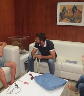 El presidente del Cabildo de Lanzarote felicita al joven lanzaroteño campeón de la tercera copa de España de Kayak de Mar. · foto 2