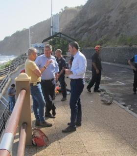 El Ayuntamiento de Los Realejos descarta mayores incidencias en el talud de El Socorro tras el accidente y reabrirá el acceso tras finalizar las tareas de limpieza. · foto 4
