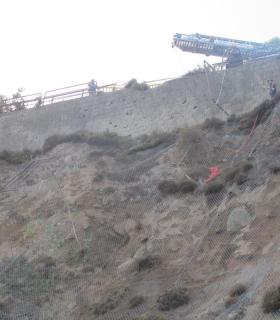 El Ayuntamiento de Los Realejos descarta mayores incidencias en el talud de El Socorro tras el accidente y reabrirá el acceso tras finalizar las tareas de limpieza. · foto 2
