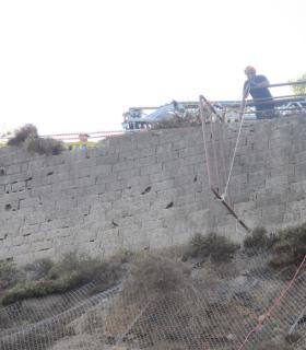 El Ayuntamiento de Los Realejos descarta mayores incidencias en el talud de El Socorro tras el accidente y reabrirá el acceso tras finalizar las tareas de limpieza. · foto 1
