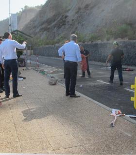 El Ayuntamiento de Los Realejos descarta mayores incidencias en el talud de El Socorro tras el accidente y reabrirá el acceso tras finalizar las tareas de limpieza. · foto 3