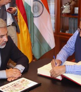 El gobierno de la India donará una estatua de Mahatma Gandhi al Ayuntamiento de Adeje . · foto 3