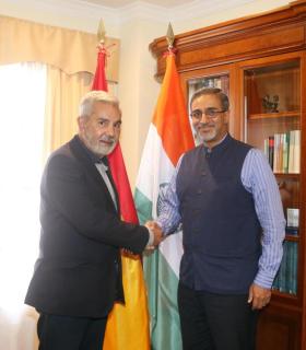 El gobierno de la India donará una estatua de Mahatma Gandhi al Ayuntamiento de Adeje . · foto 2