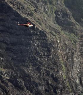 Tacoronte: Un helicóptero rescata a un joven herido en una zona de la playa del Arenal. · foto 1