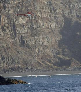 Tacoronte: Un helicóptero rescata a un joven herido en una zona de la playa del Arenal. · foto 3