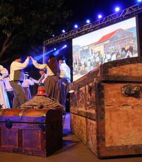La XXIV Muestra Folclórica de los Pueblos hizo vibrar la bahía de El Médano. · foto 4