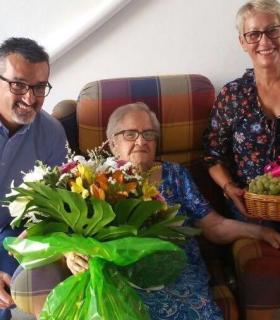 El Ayuntamiento de Haría felicita a Margarita Barrera por sus 103 cumpleaños. · foto 2