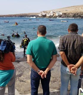 Telde: Los buceadores extraen cerca de 20 kilos de basura del fondo marino de Tufia. · foto 1